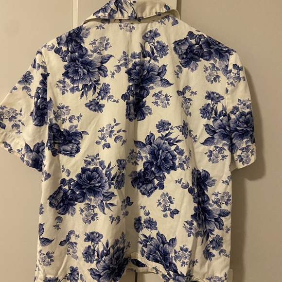 Cricket Lane Vintage Button Up Top | White & Blue Floral Print - Picture 2 of 4